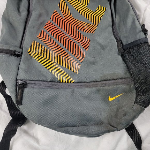 Nike Gray Backpack Lightweight Casual Outdoors School Collage Travel - Picture 4 of 12